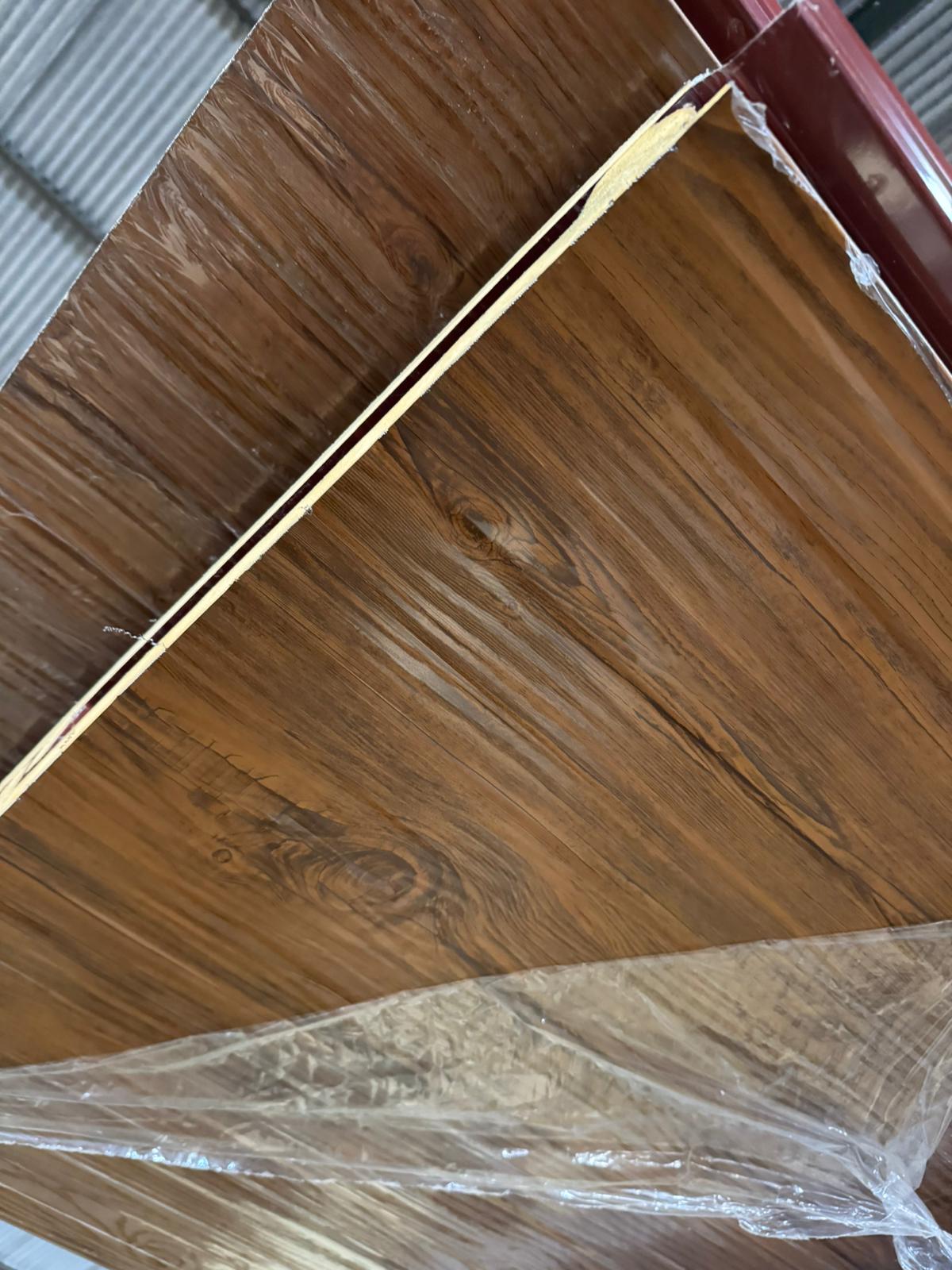Panel de imitación teja instalado en una cubierta